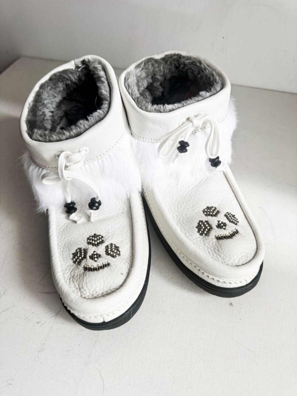 Manitobah Mukluks White Leather Beaded Embroidered Winter Booties 11 - Picture 3 of 8